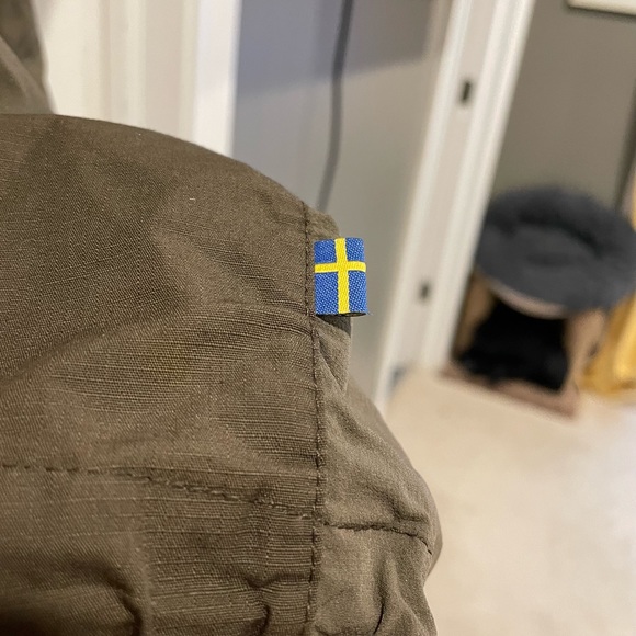 Fjäll Räven Kalfjäll Softshell Jacket - Kids XL- Army Green (Used) - Picture 11 of 13